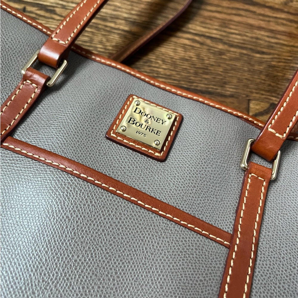 Dooney & Bourke Cynthia Tote - Taupe
Excellent condition - NWT